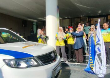 FUZIAH Salleh (tiga dari kanan) melakukan pelepasan Program Retail Digitalisation Iniatitive (ReDI) di Jalan Pantai Tengah, Langkawi, hari ini.