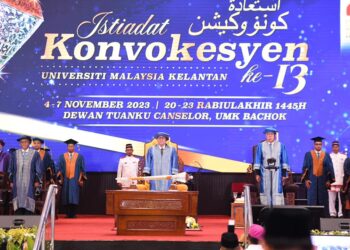 TENGKU Muhammad Fa-iz Petra (tengah) semasa berangkat mencemar duli ke majlis Istiadat Konvokesyen UMK Ke-13 di Dewan Tuanku Canselor UMK Kampus Bachok, Kelantan. UTUSAN/ROSMIZAN RESDI