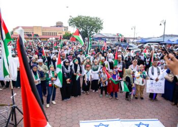 PESERTA Himpunan Pontian With Palestine di Dataran Majlis Perbandaran Pontian (MPPn) di Pontian, semalam. - UTUSAN/MUHAMMAD ZIKRI