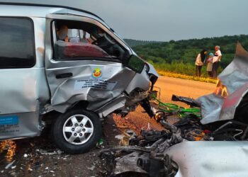 KEADAAN kereta dan van yang terlibat kemalangan berhampiran Felda Sungai Sayong petang semalam.