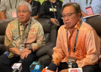 ABANG Johari Tun Openg bercakap dalam sidang akhbar selepas pengumaman kemenangan GPS dalam Pilihan Raya Kecil (PRK) DUN Jepak, di Dewan Suarah Bintulu malam ini.