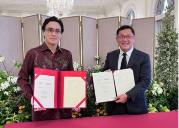 RIZAL NAINY (kiri) dan Lee Chuan Teck pada majlis menandatangani MoU memperkukuh hubungan dua hala dan mendorong pertumbuhan perusahaan mikro, kecil dan sederhana (PMKS) bagi kedua-dua negara di di The Istana, Singapura baru-baru ini.