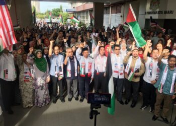 SEBAHAGIAN penjawat awam Wisma Persekutuan Negeri Kelantan bersolidariti pada Program Keselamatan Solidariti Palestin bersama Penjawat Awam di Perkarangan Wisma Persekutuan Kota Bharu,Kelantan. UTUSAN/ROSMIZAN RESDI