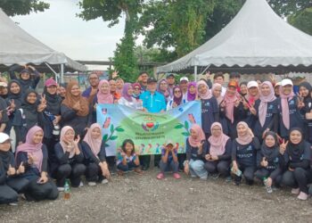 HASSAN Abdul Karim (tengah) bergambar bersama peserta program Helping Hands, Helping Heart 2.0 UiTM Pasir Gudang dan penyerahan 40 bakul makanan Parlimen Pasir Gudang di Kampung Orang Asli Teluk Jawa, Pasir Gudang, hari ini.
