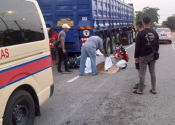 LOKASI kejadian seorang penunggang motosikal maut yang maut selepas melanggar bahagian belakang lori yang berhenti di lampu isyarat di Kilometer 25, Jalan Tampin-Gemas, Pekan Gemencheh, Tampin pagi tadi.
