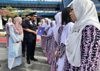 MUHAMAD Zaki Harun (dua kiri) menyampaikan sijil penghargaan kepada seorang isteri anggota polis daripada Persatuan Keluarga Polis (PERKEP) pada Perhimpunan Bulanan IPK Kelantan, Kota Bharu hari ini.- UTUSAN /ROSLIZA MOHAMED
