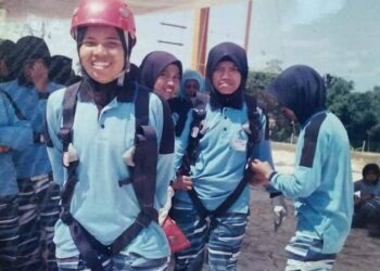 FARAHWAHIDA  menjalani aktiviti fizikal ketika menjadi pelatih PLKN di Kem Nasuha, Pagoh pada 2005.