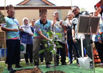 NIK Nazmi Nik Ahmad (tengah) menanam pokok sebagai simbolik perasmian Hari Alam Sekitar Negara 2023 di Pusat Komuniti Orang Asli Rancangan Penempatan Semula (RPS) Sungai Betis, Gua Musang, Kelantan-UTUSAN/KAMARUL BISMI KAMARUZAMAN