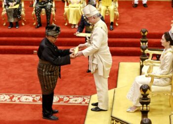 MOHAMMAD Nor Mohammad Khalid atau Lat menerima Anugerah Seniman Diraja daripada Sultan Perak, Sultan Nazrin Muizzuddin Shah di Istana Iskandariah Kuala Kangsar hari ini. -UTUSAN/MUHAMAD NAZREEN SYAH MUSTHAFA