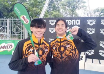 Penerjun kebangsaan, Bertrand Rhodict Lises (kanan) meraih pingat gangsa, manakala rakan sepasukan, Jellson Jabillin merangkul perak acara 10 meter (m) platform individu lelaki Kejohanan Terjun Terbuka Malaysia yang berlangsung di Pusat Akuatik Nasional, Bukit Jalil hari ini.