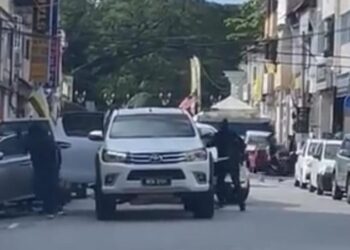 TANGKAP layar kejadian rompakan berhampiran sebuah kedai emas di pekan Kuala Kangsar, Perak hari ini.