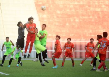 AKSI suku akhir pertama  Piala Emas Raja-raja menyaksikan Kelantan (hijau) dan Selangor terikat 0-0 pada aksi di Stadium Sultan Muhammad IV, Kota Bharu, Kelantan petang tadi-UTUSAN/KAMARUL BISMI KAMARUZAMAN