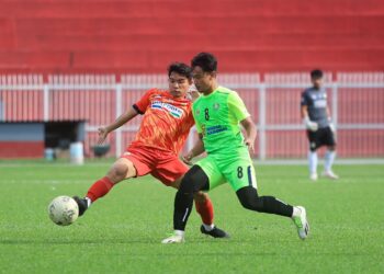 PEMAIN Kelantan (kanan) cuba merampas bola dari pemain Selangor pada aksi suku akhir pertama Piala Emas Raja-raja di Stadium Sultan Muhammad IV, Kota Bharu, Kelantan semalam-UTUSAN/KAMARUL BISMI KAMARUZAMAN