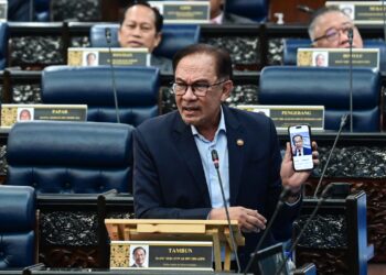 ANWAR Ibrahim pada Waktu Pertanyaan-Pertanyaan Perdana Menteri (PMQT) di Dewan Rakyat hari ini. - GAMBAR JABATAN PENERANGAN MALAYSIA