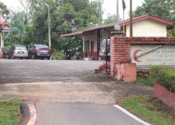 KLINIK Kesihatan Mela yang memberikan perkhidmatan rawatan dan perubatan tanpa ambulans ketika menghantar pesakit kes kecemasan ke Hospital Lipis di Lipis, Pahang.