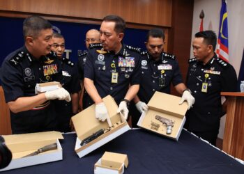 MUHAMAD Zaki Harun (tengah) berbincang mengenai kejayaan rampasan pistol semasa semasa sidang media di Ibu Pejabat Polis Kontinjen (IPK) Kelantan di Kota Bharu, Kelantan hari ini-UTUSAN/KAMARUL BISMI KAMARUZAMAN.