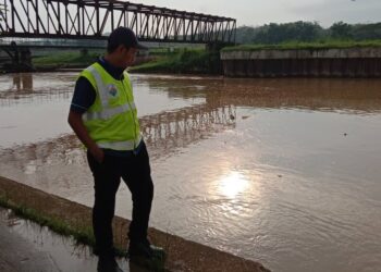PEGAWAI JAS memantau keadaan permukaan air Sungai Linggi di Jalan Loji Air, Kampung Kuala Sawah Pasir, Rantau selepas terdapat aduan air sungai tersebut berbau diesel di muka sauk LRA Sungai Linggi petang tadi.