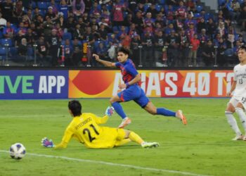 PENYERANG JDT, Akhyar Rashid mudah menolak bola melepasi penjaga gol Ulsan Hyundai Jo Hyeonwoo untuk memberi gol kemenangan buat Harimau Selatan dalam aksi keempat Kumpulan I Liga Juara-Juara Asia di Stadium Iskandar Puteri malam ini.-UTUSAN/RAJA JAAFAR ALI