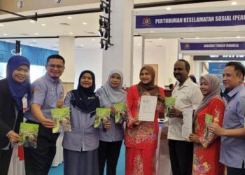 V. SIVAKUMAR (tiga dari kanan) bersama kakitangan Perkeso ketika mempromosi SKSSR pada program Hari Bertemu Pelanggan Kementerian Sumber Manusia Peringkat Negeri Kelantan di MyDin Mall Tunjong, Kota Bharu, Kelantan hari ini. UTUSAN/MUSTAQIM MOHAMED
