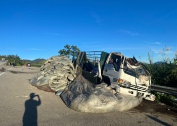 KEADAAN lori muatan baja yang dipandu mangsa selepas terbabas di Kilometer 81, Jalan Gua Musang-Lojing, Tanah Tinggi Lojing, Gua Musang, Kelantan hari ini.-IHSAN POLIS