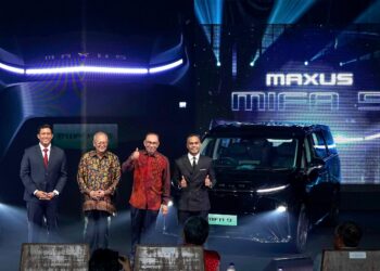 ANWAR Ibrahim bersama Pengasas dan Pengarah Urusan Kumpulan The Weststar Group, Tan Sri Dr. Syed Azman Syed Ibrahim (dua kiri) bergambar bersama kenderaan elektrik jenis kenderaan pelbagai guna (MPV) model MIFA 9 keluaran Maxus edaran Weststar selepas dirasmikan di Hotel Shangri-La hari ini. - UTUSAN/AMIR KHALID