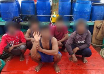 LIMA kru nelayan warga asing ditahan agensi Maritim Malaysia di perairan Nenasi, Rompin kerana tiada permit sah. - IHSAN MARITIM MALAYSIA
