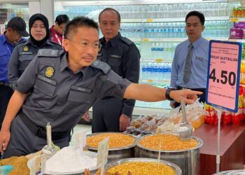 PETER J. Berinus Agang, menunjukkan harga kawalan bagi Kacang Dal (Australia) semasa tinjauan pelaksanaan Skim Harga Maksimum Musim Perayaan Deepavali 2033, di Mydin Samariang Kuching hari ini.