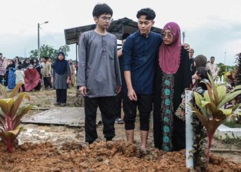 AHMAD Nifail (tengah) bersama abang dan kakaknya Ahmad Naqiuddin dan Qystina Nayli di sisi pusara arwah Tia Jinbara yang dikebumikan dekat Tanah Perkuburan Islam Jalan Sungai Jati, Kampung Jawa di Klang, Selangor. – UTUSAN/AFIQ RAZALI
