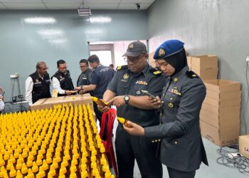 PASUKAN penguat kuasa KPDN Negeri Sembilan bersama pegawai JHEAINS dan KKM menyerbu sebuah premis di Nilai yang dikesan mengunakan sijil halal tanpa kebenaran pada produk madu yang dikeluarkan.