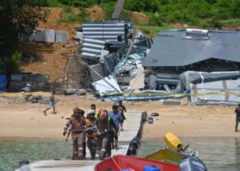 ANGGOTA pasukan mencari dan menyelamat mengusung salah seorang mangsa yang selamat dalam kejadian runtuhan bangunan restoran di Pulau Perhentian, Besut, semalam. – UTUSAN/PUQTRA HAIRRY ROSLI