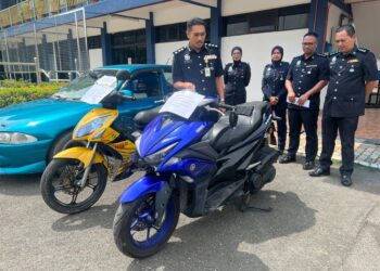 YUSHARIFUDDIN Mohd. Yusop (kiri) menunjukkan motosikal yang dicuri suspek dalam kejadian yang berlaku di sebuah kedai runcit sekitar Taman Sena, Kangar, Perlis. -UTUSAN/ASYRAF MUHAMMAD.