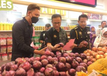 AZMAN Ismail (tengah) semasa turun padang meninjau pematuhan Skim Harga Maksimum Musim Perayaan (SHMMP) Deepavali 2023 di Kota Bharu, Kelantan hari ini-UTUSAN/ROSMIZAN RESDI.