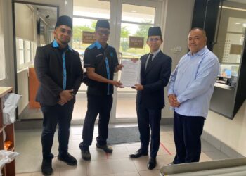 SERAHAN memorandum kepada Mohd Husni Yusop di Istana Negara.