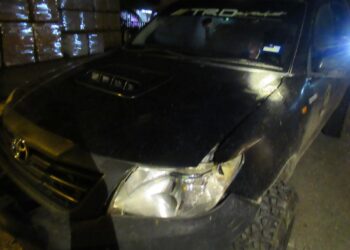 KEADAAN bahagian lampu hadapan Toyota Hilux pecah apabila melanggar seorang warga emas dalam kejadian di Kilometer 22, Jalan Persekutuan Lipis - Merapoh berdekatan Padang Tengku, Lipis.