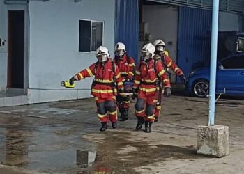 ANGGOTA Bomba membawa keluar mangsa yang terlibat dalam kebocoran gas amonia di Sandakan hari ini-IHSAN BOMBA