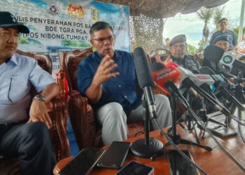 SAIFUDDIN Nasution Ismail (dua kiri) semasa sidang media ada Majlis Penyerahan Projek Naik Taraf Pos Nibong milik Pasukan Gerakan Am (PGA) di Pengkalan Kubor, Tumpat, Kelantan hari ini-UTUSAN/YATIMIN ABDULLAH.