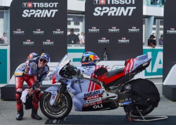 Pelumba Gresini Racing MotoGP, Alex Marquez meraikan kemenangan pada Perlumbaan Sprint Grand Prix Malaysia, di Litar Antarabangsa Sepang, di sini hari ini. Foto: SHIDDIEQIIN ZON