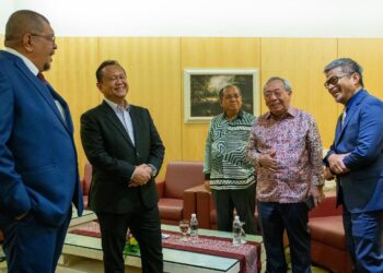 ALEXANDER Nanta Linggi (dua dari kiri) tiba di Majlis Makan Malam Sambutan ke-70 tahun Sekolah Antarabangsa Lodge, di Hotel Imperial Kuching malam tadi.