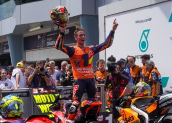 Pelumba Red Bull KTM Ajo, Pedro Acosta dinobatkan juara dunia pada  perlumbaan Moto2 Grand Prix Malaysia, di Litar Antarabangsa Sepang, di sini hari ini.-UTUSAN/SHIDDIEQIIN ZON