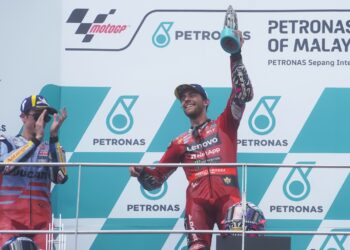 PELUMBA Ducati, Enea Bastianini menjulang trofi GP Malaysia di Litar Sepang, sebentar tadi.-UTUSAN/SHIDDIEQIIN ZON