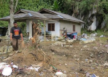 SEORANG penduduk menunjukkan kawasan rumahnya yang dilanda banjir kilat selepas hujan berterusan selama satu jam di Kampung Lepan Jaya, Gua Musang, Kelantan. UTUSAN/AIMUNI TUAN LAH