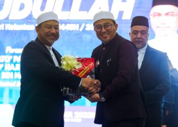 MOHD. Nassuruddin Daud (kiri) ketika menyampaikan anugerah pada Majlis Sambutan Hari Hududullah Peringkat Negeri Kelantan 2023 di Kompleks Balai Islam Lundang, Kota Bharu, Kelantan hari ini. UTUSAN/MUSTAQIM MOHAMED.