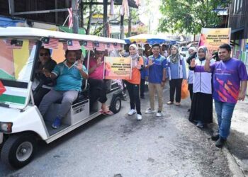 PELANCONG Menaiki ‘choley’ sebuah pengangkutan yang diubah suai membawa pengunjung melawat kawasan sekitar Kampung Warna-Warni Kampung Seberang Ramai, salah satu lokasi tarikan pelancong di Kuala Perlis, kelmarin. – UTUSAN/IZLIZAN OTHMAN