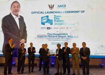 PAULUS Palu Gumbang (tengah) merasmikan simbolik Jawatankuasa Tertinggi Limbang Life Care Society, pada Majlis Pengumpulan Dana Ambulans NGO Limbang Life Care Society di Limbang, Sarawak