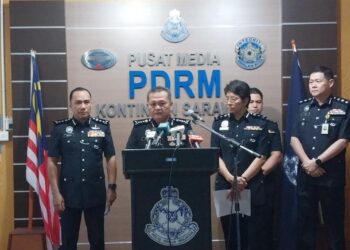 MANCHA Ata (dua dari kiri) bercakap dalam sidang media di Ibu Pejabat Polis Kontinjen (IPK) Sarawak, di Kuching hari ini.