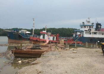 SEBUAH kapal yang turut dirampas dalam serbuan Op Tiris di sebuah jeti persendirian yang terletak di Pasir Panjang, Port Dickson pada 11 November lalu.