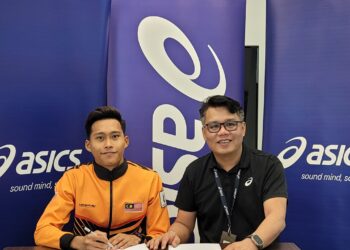 Atlet olahraga negara, Umar Osman (kiri) mendapat tajaan daripada jenama sukan terkemuka dari Jepun, Asics hari ini.