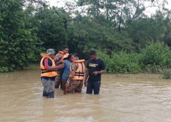 ANGGOTA bomba menyelamatkan seorang penternak lembu yang terperangkap di dalam kandang akibat banjir dalam kejadian di Kampung Air Kuning, Jalan Linggi-Rantau, Port Dickson petang tadi.