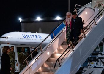 ANWAR Ibrahim dan Wan Azizah Wan Ismail selamat tiba di di Lapangan Terbang Antarabangsa San Francisco, California, Amerika Syarikat.-FACEBOOK ANWAR IBRAHIM