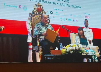 TENGKU Mahkota ketika menyampaikan titah ucapan semasa Majlis Perasmian Program Jelajah Anti Scam Kebangsaan 2023 peringkat Kelantan di Dewan Tuanku Canselor Universiti Malaysia Kelantan (UMK) Kampus Bachok, Kelantan hari ini-UTUSAN/TOREK.